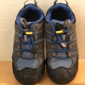 KEEN BIG KIDS' OAKRIDGE WATERPROOF SHOE. Size 3.